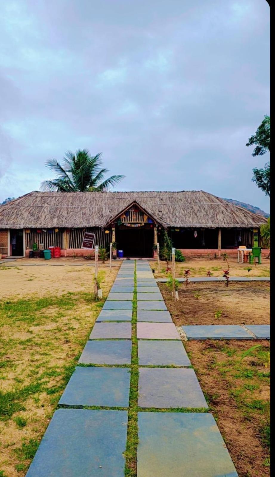 Om Shanti Om Home Stay & Cafe Хампи Екстериор снимка