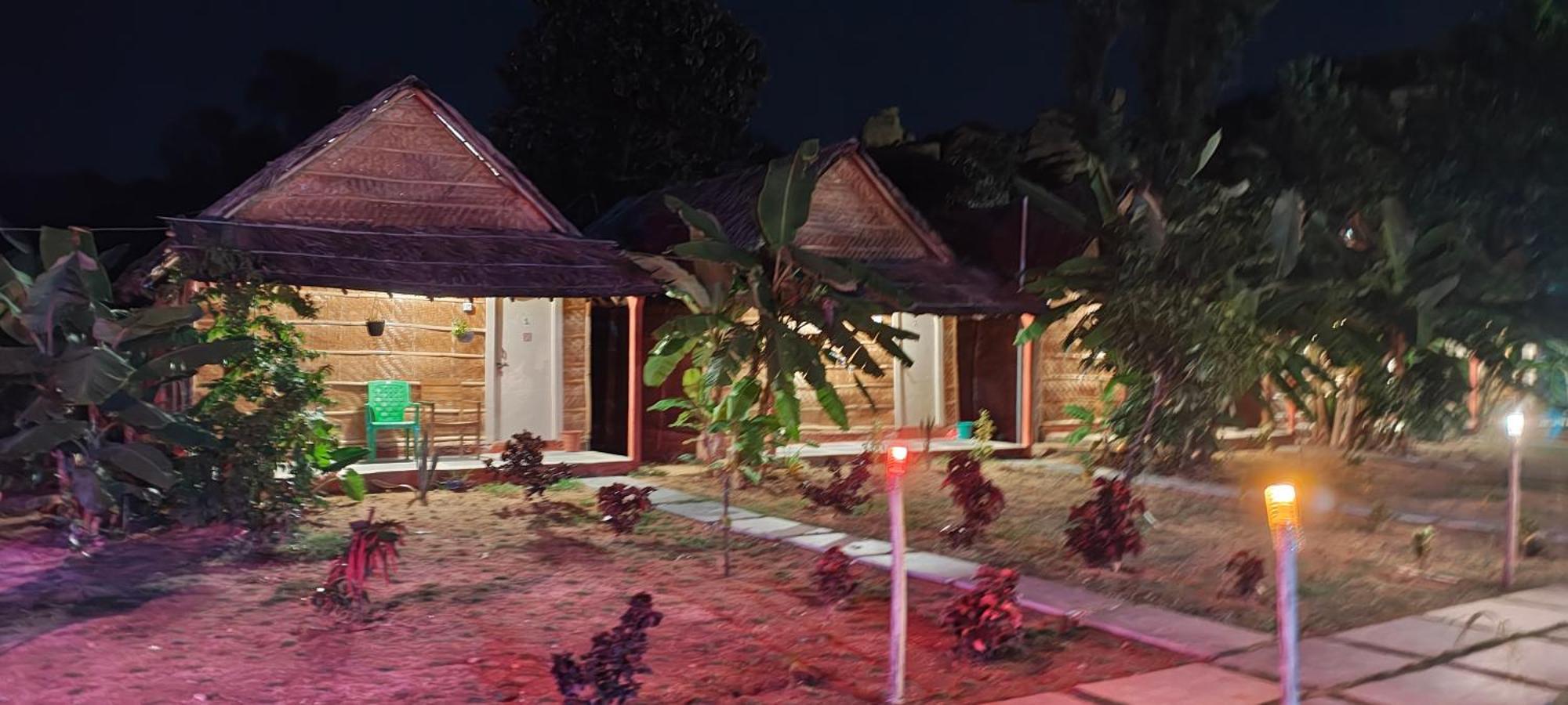 Om Shanti Om Home Stay & Cafe Хампи Екстериор снимка