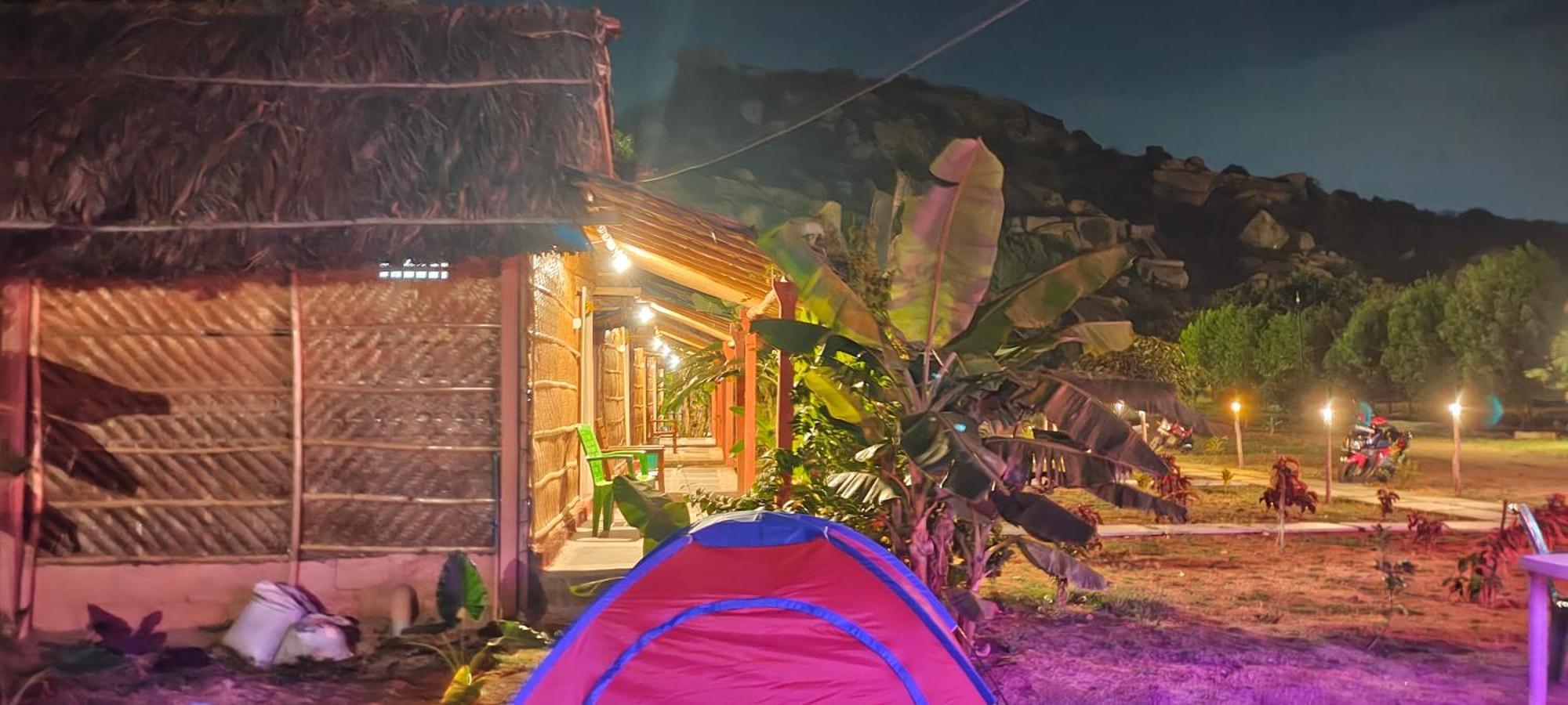 Om Shanti Om Home Stay & Cafe Хампи Екстериор снимка